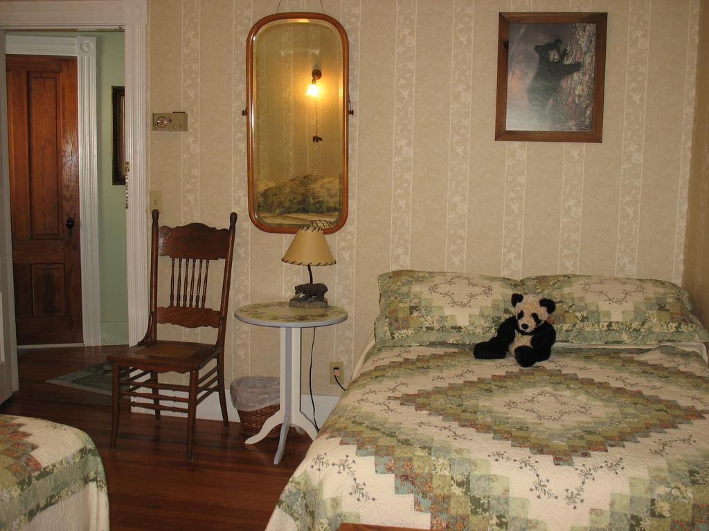 Bellows Falls Hugging Bear Inn מראה חיצוני תמונה