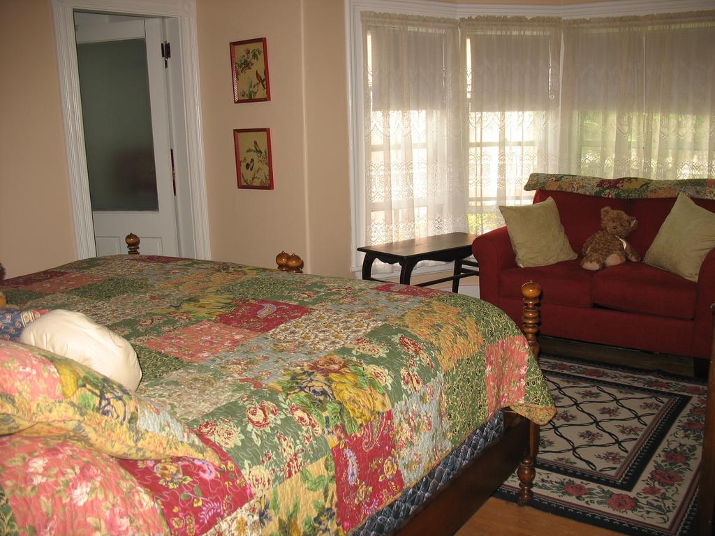 Bellows Falls Hugging Bear Inn מראה חיצוני תמונה