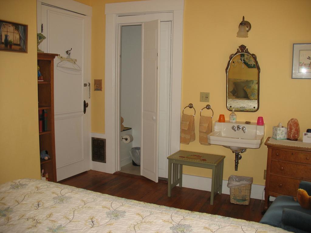Bellows Falls Hugging Bear Inn מראה חיצוני תמונה