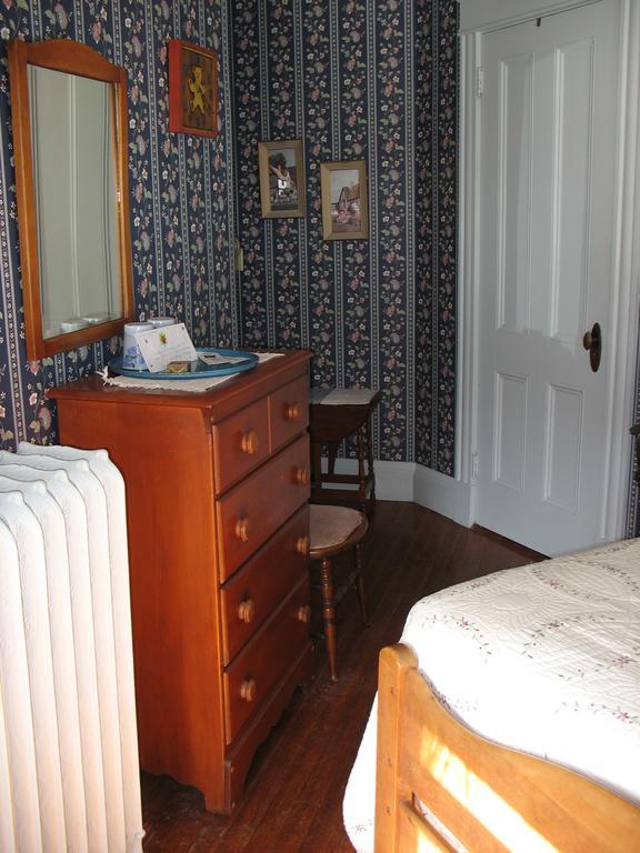 Bellows Falls Hugging Bear Inn מראה חיצוני תמונה