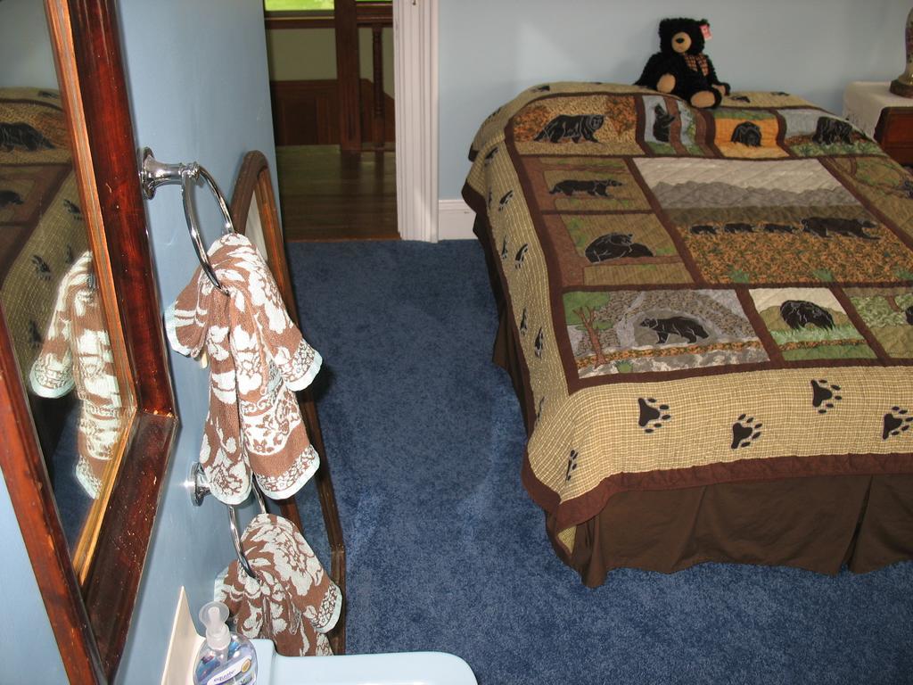 Bellows Falls Hugging Bear Inn מראה חיצוני תמונה