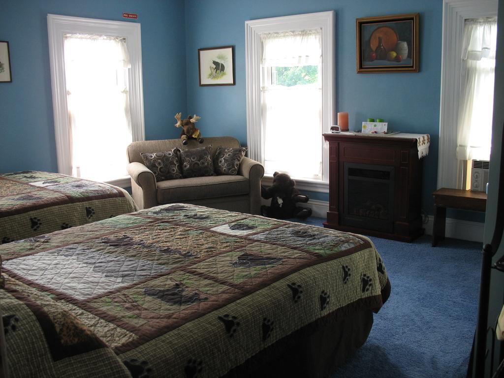 Bellows Falls Hugging Bear Inn מראה חיצוני תמונה